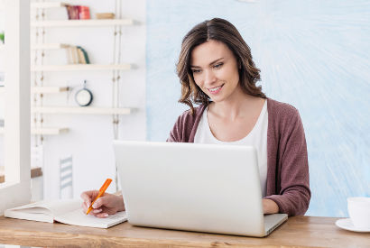 Femme suivant une formation en ligne sur le maquillage permanent