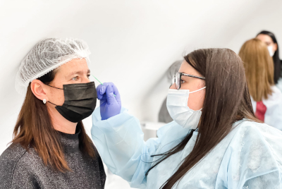 Femme suivant une formation en présentiel en maquillage permanent